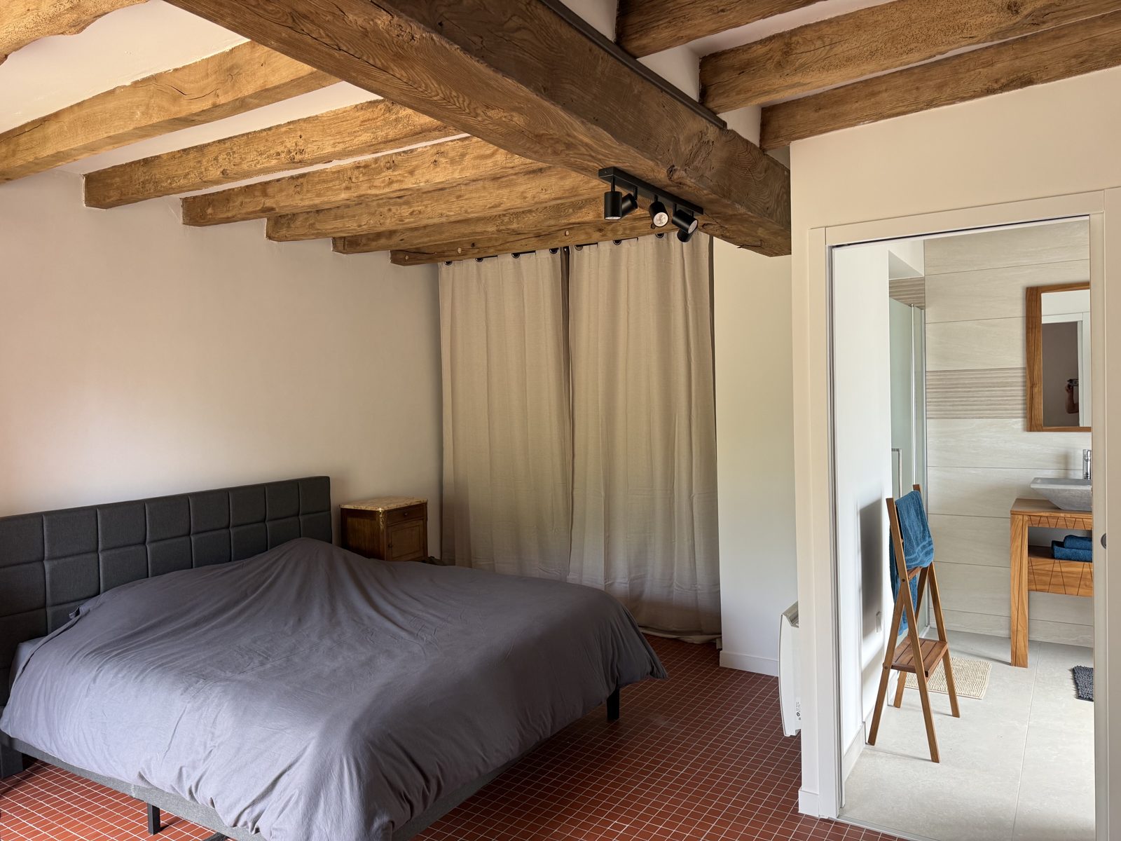 Chambre avec grand lit double du gîte angevin